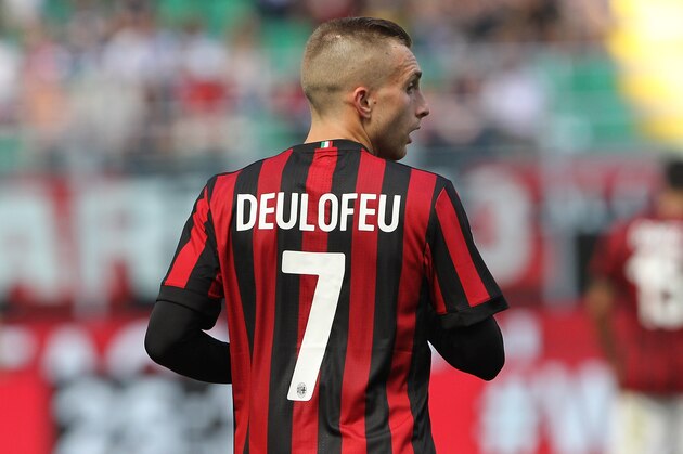 MILAN, ITALY - MAY 21:  Gerard Deulofeu of AC Milan looks on during the Serie A match between AC Milan and Bologna FC at Stadio Giuseppe Meazza on May 21, 2017 in Milan, Italy.  (Photo by Marco Luzzani/Getty Images)