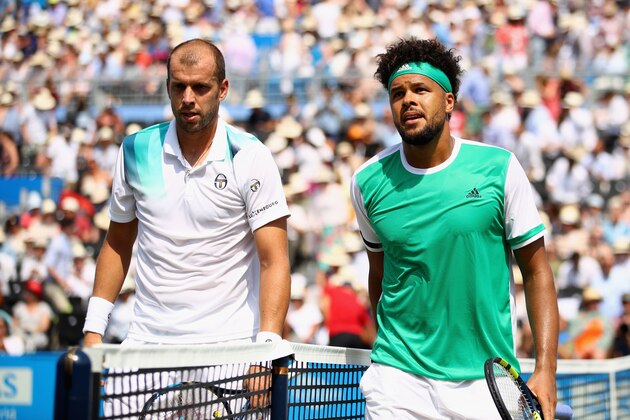 LONDON, ENGLAND - JUNE 21:  Winner, Gilles Muller of Luxembourg shakes hands with runner up, Jo-Wilfried Tsonga of France  on day three of the 2017 Aegon Championships at Queens Club on June 21, 2017 in London, England.  (Photo by Clive Brunskill/Getty Images)