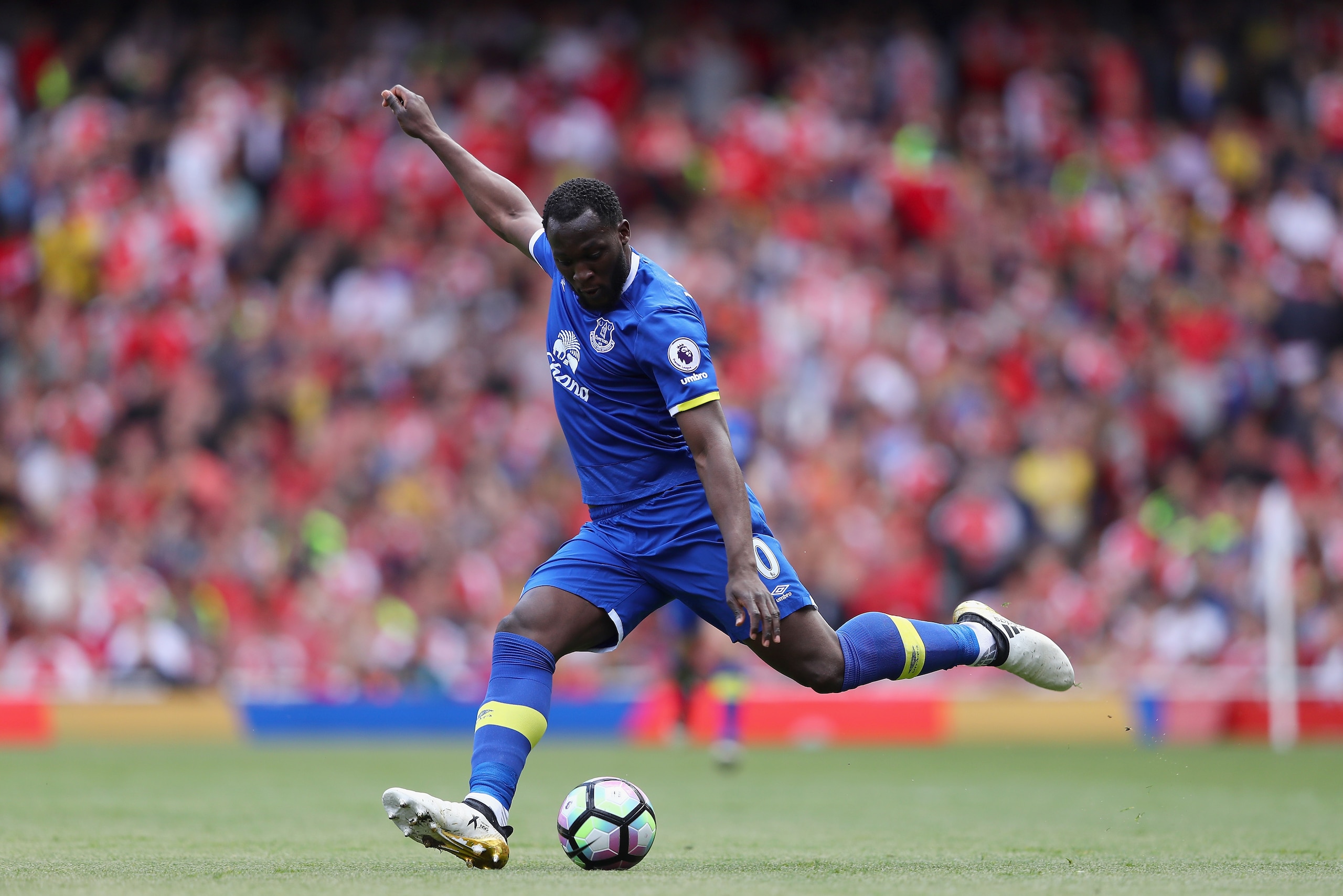 LONDON, ENGLAND - MAY 21:  Romelu Lukaku of Everton in action during the Premier League match between Arsenal and Everton at Emirates Stadium on May 21, 2017 in London, England.  (Photo by Clive Mason/Getty Images)
