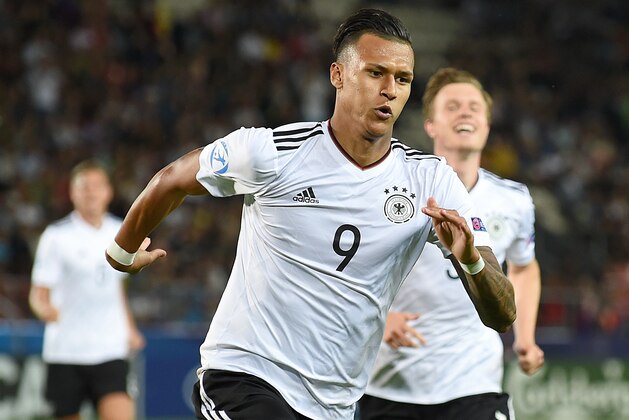 Germany's forward Davie Selke celebrates scoring with his team-mates during the UEFA U-21 European Championship Group C football match Germany v Denmark in Krakow, Poland on June 21, 2017. / AFP PHOTO / JANEK SKARZYNSKI        (Photo credit should read JANEK SKARZYNSKI/AFP/Getty Images)