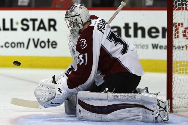 CHICAGO, IL - DECEMBER 23: Calvin Pickard #31 of the Colorado Avalanche makes a save against the Chicago Blackhawks at the United Center on December 23, 2016 in Chicago, Illinois. (Photo by Jonathan Daniel/Getty Images)