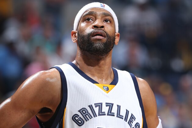 MEMPHIS, TN - APRIL 20:  Vince Carter #15 of the Memphis Grizzlies during the game against the San Antonio Spurs during Game Three of the Western Conference Quarterfinals of the 2017 NBA Playoffs on April 20, 2017 at FedExForum in Memphis, Tennessee. NOTE TO USER: User expressly acknowledges and agrees that, by downloading and/or using this photograph, user is consenting to the terms and conditions of the Getty Images License Agreement. Mandatory Copyright Notice: Copyright 2017 NBAE (Photo by Joe Murphy/NBAE via Getty Images)