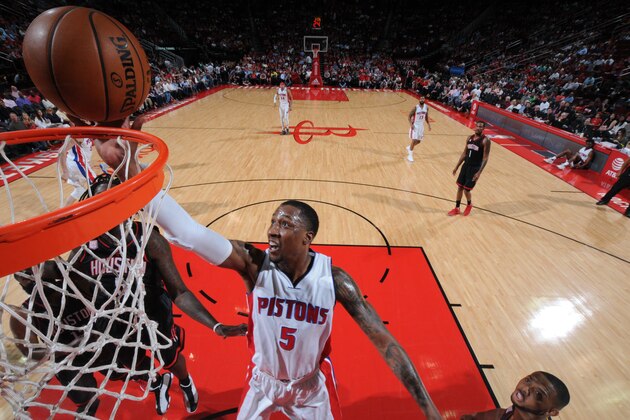 HOUSTON, TX - APRIL 7:  Kentavious Caldwell-Pope #5 of the Detroit Pistons shoots the ball against the Houston Rockets on April 7, 2017 at the Toyota Center in Houston, Texas. NOTE TO USER: User expressly acknowledges and agrees that, by downloading and or using this photograph, User is consenting to the terms and conditions of the Getty Images License Agreement. Mandatory Copyright Notice: Copyright 2017 NBAE (Photo by Bill Baptist/NBAE via Getty Images)