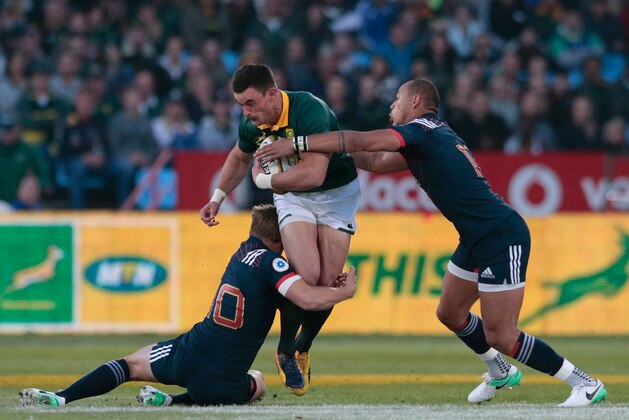 South Africa's Jesse Kriel (C) is tackled by France's Jules Plisson (L) and Gael Fickou (R) during the first rugby Test match between South Africa and France at The Loftus Versfeld Arena in Pretoria on June 10, 2017. / AFP PHOTO / GIANLUIGI GUERCIA        (Photo credit should read GIANLUIGI GUERCIA/AFP/Getty Images)