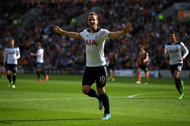 HULL, ENGLAND - MAY 21: Harry Kane of Tottenham Hotspur celebrates scoring his sides fifth goal during the Premier League match between Hull City and Tottenham Hotspur at the KC Stadium on May 21, 2017 in Hull, England.  (Photo by Laurence Griffiths/Getty Images)