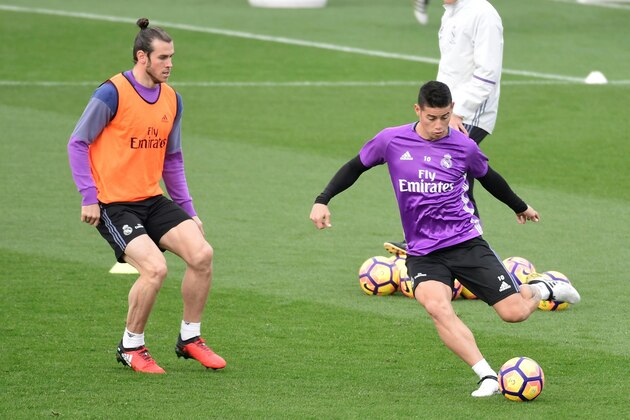 Real Madrid's Colombian midfielder James Rodriguez (R) and Real Madrid's Welsh forward Gareth Bale take part in a training session at Real Madrid sport city in Madrid on November 18, 2016, on the eve of the Spanish league football match Atletico de Madrid vs Real Madrid CF. / AFP / JAVIER SORIANO        (Photo credit should read JAVIER SORIANO/AFP/Getty Images)