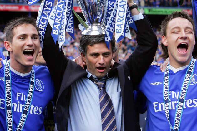 (FILES) Chelsea's Manager Jose Mourinho (C) holds aloft the Barclays Premiership trophy beside Frank Lampard (L) and John Terry (R) during the celebrations after the game against Charlton at Stamford Bridge in London, 07 May 2005. Jose Mourinho's three-year reign at Chelsea came to an abrupt end Thursday 20 September 2007, as the Portuguese manager's fraught relationship with the club's Russian owner Roman Abramovich finally reached breaking point. An announcement that will send shockwaves through English and European football came in the early hours of Thursday morning with Chelsea claiming that Mourinho had left 'by mutual consent.' AFP PHOTO/Adrian DENNIS/FILES (Photo credit should read ADRIAN DENNIS/AFP/Getty Images)