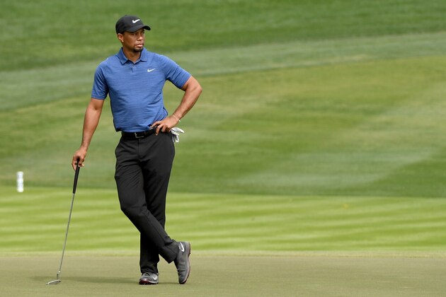 DUBAI, UNITED ARAB EMIRATES - FEBRUARY 02:  Tiger Woods o f the USA on the 9th green during the first round of the Omega Dubai Desert Classic at Emirates Golf Club on February 2, 2017 in Dubai, United Arab Emirates.  (Photo by Ross Kinnaird/Getty Images)