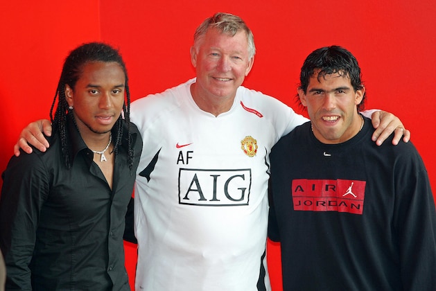 Argentinian footballer Carlos Tevez (R) and Brazilian footballer Andersen (L) pose with Manchester United manager Sir Alex Ferguson (C) during a press conference as they officially sign for English Premiership side Manchester United, in Manchester, 13 August 2007. AFP PHOTO/ANDREW YATES  (Photo credit should read ANDREW YATES/AFP/Getty Images)
