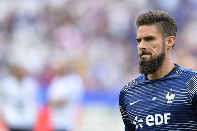 PARIS, FRANCE - JUNE 13:  Olivier Giroud of France reacts during warmup before the International friendly match between France and England at Stade de France on June 13, 2017 in Paris, France.  (Photo by Aurelien Meunier/Getty Images)