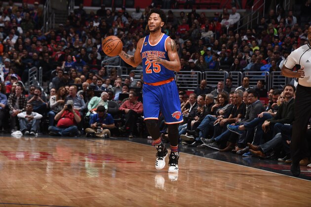 LOS ANGELES, CA - MARCH 20:  Derrick Rose #25 of the New York Knicks handles the ball against the LA Clippers on March 20, 2017 at STAPLES Center in Los Angeles, California. NOTE TO USER: User expressly acknowledges and agrees that, by downloading and/or using this Photograph, user is consenting to the terms and conditions of the Getty Images License Agreement. Mandatory Copyright Notice: Copyright 2017 NBAE (Photo by Andrew D. Bernstein/NBAE via Getty Images)