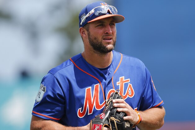 New York Mets' Tim Tebow get loose before a spring training baseball game against the Washington Nationals Monday, March 27, 2017, in Port St. Lucie, Fla. (AP Photo/John Bazemore)