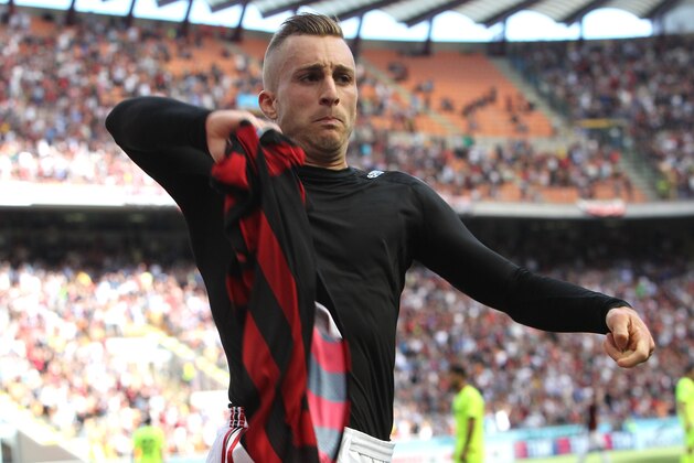 MILAN, ITALY - MAY 21:  Gerard Deulofeu of AC Milan celebrates after scoring the opening goal during the Serie A match between AC Milan and Bologna FC at Stadio Giuseppe Meazza on May 21, 2017 in Milan, Italy.  (Photo by Marco Luzzani/Getty Images)
