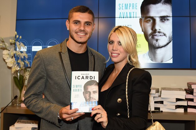 MILAN, ITALY - OCTOBER 10:  FC Internazionale Player Mauro Icardi and Wanda Nara Presents His Book 'Sempre Avanti' on October 10, 2016 in Milan, Italy.  (Photo by Claudio Villa/Getty Images)