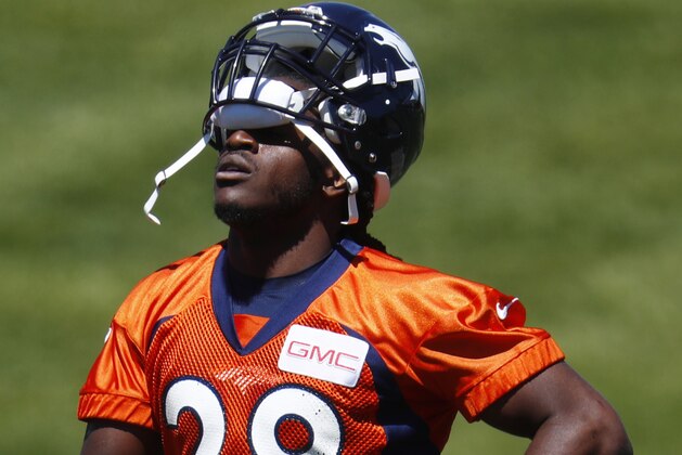 Denver Broncos running back Jamaal Charles runs between drills during NFL football minicamp, Wednesday, June 14, 2017, at the team's headquarters in Englewood, Colo. (AP Photo/David Zalubowski)
