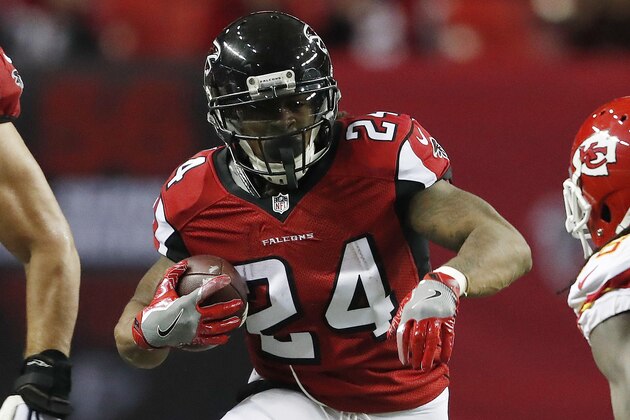 Atlanta Falcons running back Devonta Freeman (24) runs against Kansas City Chiefs free safety Ron Parker (38) and Kansas City Chiefs inside linebacker Ramik Wilson (53) during the first half of an NFL football game, Sunday, Dec. 4, 2016, in Atlanta. (AP Photo/John Bazemore)