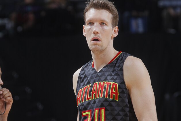 SACRAMENTO, CA - FEBRUARY 10: Mike Dunleavy #34 of the Atlanta Hawks looks on during the game against the Sacramento Kings on February 10, 2017 at Golden 1 Center in Sacramento, California. NOTE TO USER: User expressly acknowledges and agrees that, by downloading and or using this photograph, User is consenting to the terms and conditions of the Getty Images Agreement. Mandatory Copyright Notice: Copyright 2017 NBAE (Photo by Rocky Widner/NBAE via Getty Images)