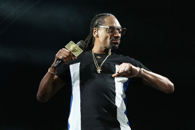 LOS ANGELES, CA - JUNE 22:  Recording artist Snoop Dogg performs onstage at night one of the 2017 BET Experience STAPLES Center Concert, sponsored by Hulu, at Staples Center on June 22, 2017 in Los Angeles, California.  (Photo by Bennett Raglin/Getty Images for BET)