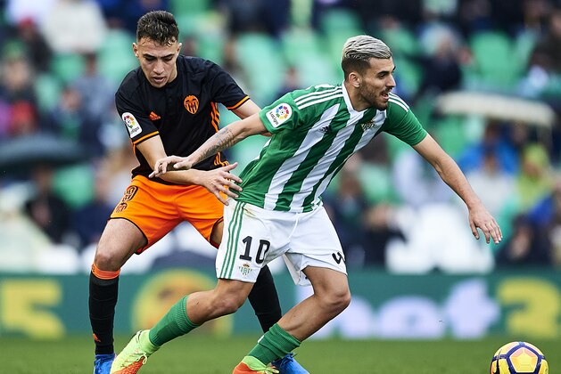 SEVILLE, SPAIN - FEBRUARY 11:  Dani Ceballos of Real Betis Balompie (R) being followed by Munir El Haddadi of Valencia CF (L) during La Liga match between Real Betis Balompie and Valencia CF at Benito Villamarin Stadium on February 11, 2017 in Seville, Spain.  (Photo by Aitor Alcalde Colomer/Getty Images)