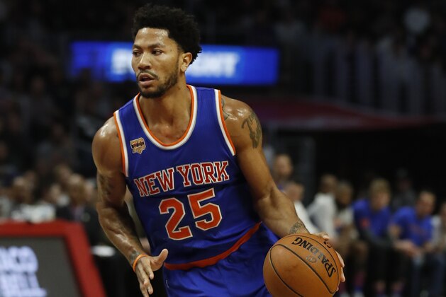 New York Knicks guard Derrick Rose dribbles during the second half of the team's NBA basketball game against the Los Angeles Clippers, Monday, March 20, 2017, in Los Angeles. (AP Photo/Ryan Kang)