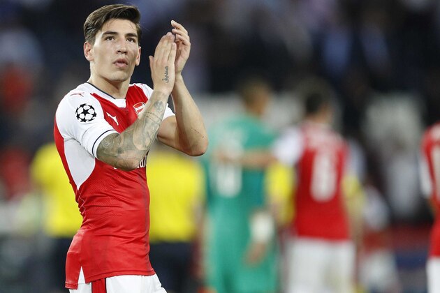 FILE - In this Tuesday, Sept. 13, 2016 file photo, Arsenal's Hector Bellerin applauds the crowd after the Champions League group A soccer match group between Paris Saint Germain and Arsenal at the Parc des Princes stadium in Paris. Spain right back Hector Bellerin has signed a new long-term deal with Arsenal as the Premier League club looks to secure the services of its leading players, it was reported on Monday, Nov. 21, 2016. Arsenal manager Arsene Wenger is also keen to tie up new deals for star forwards Alexis Sanchez and Mesut Ozil, whose contracts expire in June 2018. (AP Photo/Christophe Ena, File)