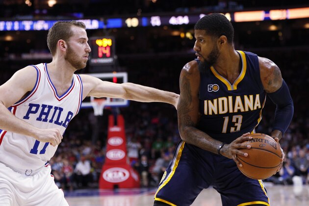 Paul George, de los Pacers de Indiana, controla el balón frente a Nik Stauskas, de los 76ers de Filadelfia, en el partido del lunes 10 de abril de 2017 (AP Foto/Chris Szagola)