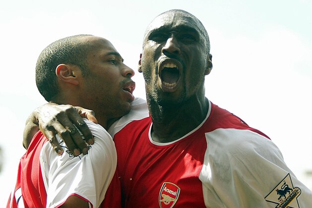 LONDON, UNITED KINGDOM:  Arsenal's French forward Thierry Henry (L) is congratulated by defender Sol Campbell after scoring against  Liverpool during their premier league clash at Highbury in London, 09 April 2004. Arsenal won the match 4-2 to go 7 points clear on top of the league with Henry scoring a hat trick . AFP PHOTO / ODD ANDERSEN       - - No telcos,website use to description of license with FAPL on, www.faplweb.com - -  (Photo credit should read ODD ANDERSEN/AFP/Getty Images)