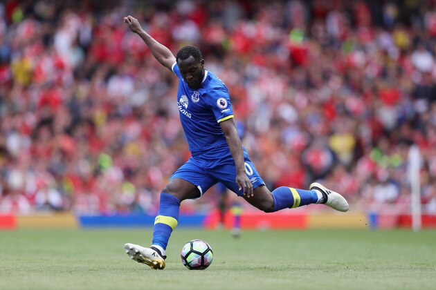 LONDON, ENGLAND - MAY 21:  Romelu Lukaku of Everton in action during the Premier League match between Arsenal and Everton at Emirates Stadium on May 21, 2017 in London, England.  (Photo by Clive Mason/Getty Images)