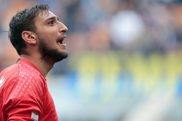 MILAN, ITALY - APRIL 15:  Gianluigi Donnarumma of AC Milan shouts during the Serie A match between FC Internazionale and AC Milan at Stadio Giuseppe Meazza on April 15, 2017 in Milan, Italy.  (Photo by Emilio Andreoli/Getty Images )
