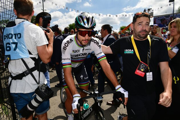 Slovakia's Peter Sagan (C) rides toward the start line prior to the 207,5 km fourth stage of the 104th edition of the Tour de France cycling race on July 4, 2017 between Mondorf-les-Bains and Vittel. / AFP PHOTO / PHILIPPE LOPEZ        (Photo credit should read PHILIPPE LOPEZ/AFP/Getty Images)