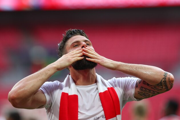 LONDON, ENGLAND - MAY 27:  Olivier Giroud blows a kiss to the fans during the Emirates FA Cup Final match between Arsenal and Chelsea at Wembley Stadium on May 27, 2017 in London, England. (Photo by Robbie Jay Barratt - AMA/Getty Images)