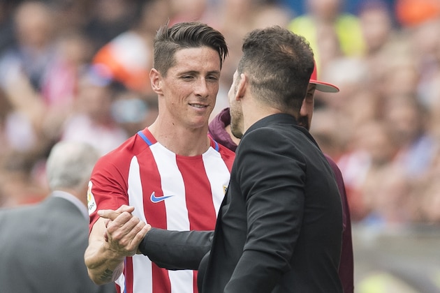 MADRID, SPAIN - MAY 21: Fernando Torres (L) of Atletico de Madrid reacts with Coach Diego Simeone (R) of Atletico de Madrid during the La Liga match between Atletico de Madrid and Athletic de Bilbao at the Estadio Vicente Calderon on 21 May 2017 in Madrid, Spain. (Photo by Power Sport Images/Getty Images)