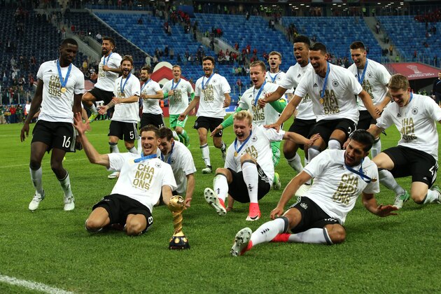 SAINT PETERSBURG, RUSSIA - JULY 02:  The Germany players celebrate with the trophy at the end of the FIFA Confederations Cup Russia 2017 Final match between Chile and Germany at Saint Petersburg Stadium on July 2, 2017 in Saint Petersburg, Russia.  (Photo by Robbie Jay Barratt - AMA/Getty Images)