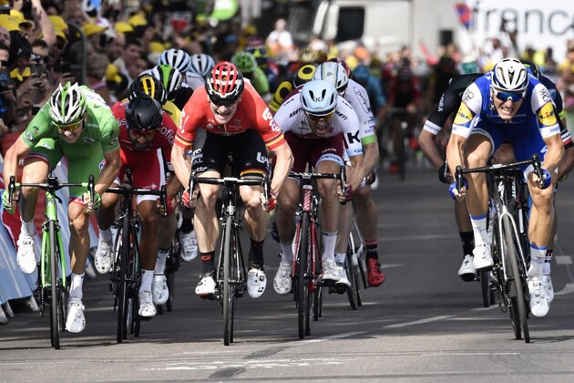 (From R) Germany's Marcel Kittel, Norway's Alexander Kristoff, Germany's Andre Greipel, France's Nacer Bouhanni and France's Arnaud Demare wearing the best sprinter's green jersey, sprint towards the finish line at the end of the 216 km sixth stage of the 104th edition of the Tour de France cycling race on July 6, 2017 between Vesoul and Troyes. / AFP PHOTO / Jeff PACHOUD        (Photo credit should read JEFF PACHOUD/AFP/Getty Images)