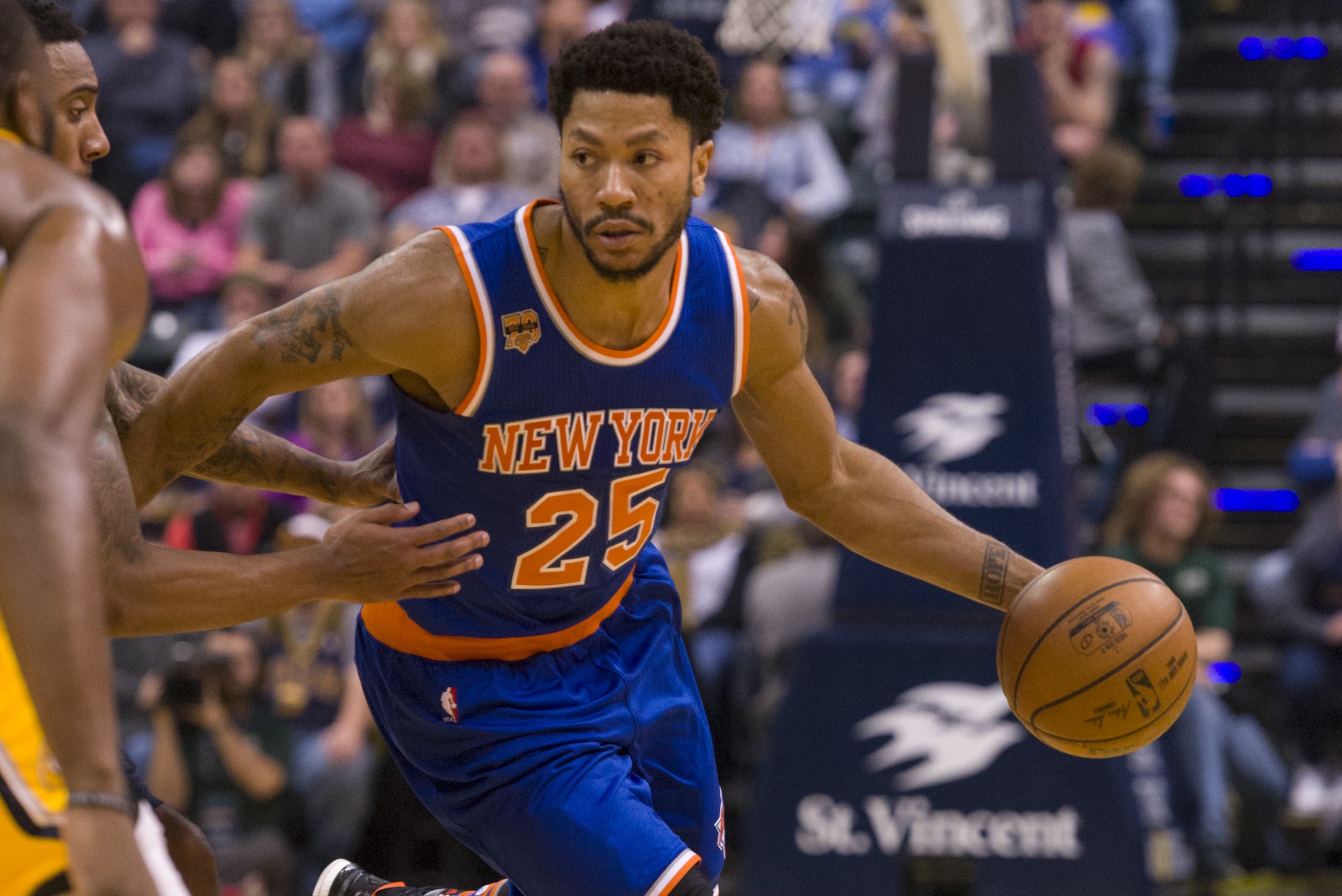 El jugador de los Knicks, Derrick Rose, driblea el balón en un partido contra los Pacers el sábado, 7 de enero de 2017, en Indianápolis. (AP Photo/Doug McSchooler)