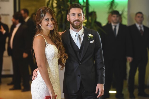 Argentine football star Lionel Messi and bride Antonella Roccuzzo pose for photographers just after their wedding at the City Centre Complex in Rosario, Santa Fe province, Argentina on June 30, 2017.
Footballers and celebrities including pop singer Shakira gathered Friday for the 'wedding of the century' in Lionel Messi's Argentine hometown as the Barcelona superstar prepared to marry his childhood sweetheart Antonella Roccuzzo. / AFP PHOTO / EITAN ABRAMOVICH        (Photo credit should read EITAN ABRAMOVICH/AFP/Getty Images)