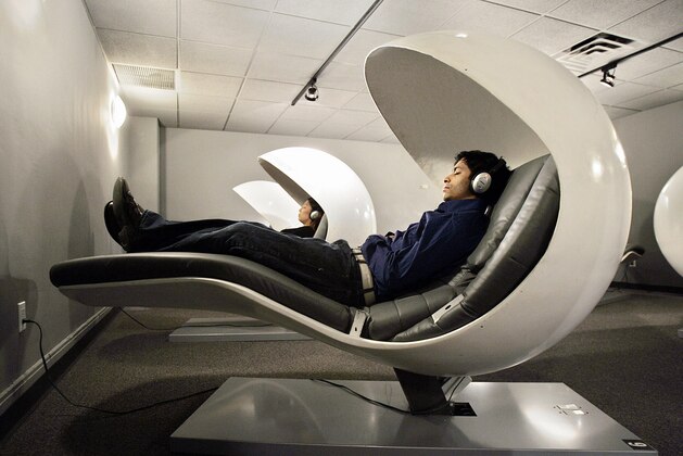 New York, UNITED STATES: TO WITH AFP STORY BY VIGINIE MONTET Metronaps CEO Arshad Chowdhury (R) and another employee demostrate sleeping 'pods' in a darkened room at a Metronaps location in the Empire State Building, 16 February 2007, in New York. MetroNaps caters to employers who are looking to get more productivity out of their empployees by providing a place where they can nap, recharge and get back to work. A recent study undertaken by US and Greek scientists showed that a regular nap reduced, by more than one third, deaths due to the heart attacks.     AFP PHOTO/Stan HONDA (Photo credit should read STAN HONDA/AFP/Getty Images)