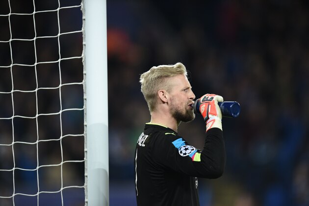 Leicester City's Danish goalkeeper Kasper Schmeichel takes a drink during the UEFA Champions League round of 16 second leg football match between Leicester City and Sevilla at the King Power Stadium on March 14, 2017. / AFP PHOTO / Oli SCARFF        (Photo credit should read OLI SCARFF/AFP/Getty Images)
