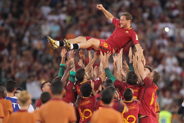 ROME, ITALY - MAY 28: AS Roma players hold up Francesco Totti after his last match after the Serie A match between AS Roma and Genoa CFC at Stadio Olimpico on May 28, 2017 in Rome, Italy. (Photo by Paolo Bruno/Getty Images) ROME, ITALY - MAY 28: AS Roma players hold up Francesco Totti after his last match after the Serie A match between AS Roma and Genoa CFC at Stadio Olimpico on May 28, 2017 in Rome, Italy. (Photo by Paolo Bruno/Getty Images)