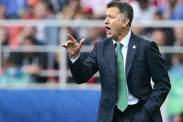Mexico coach Juan Carlos Osorio gives indications to his players during the Confederations Cup, third place soccer match between Portugal and Mexico, at the Moscow Spartak Stadium, Sunday, July 2, 2017. (AP Photo/Denis Tyrin)