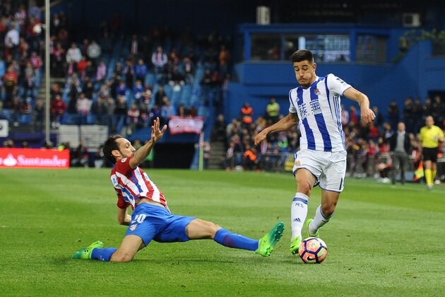 MADRID, SPAIN - APRIL 4:  Yuri, #19 of Real Sociedad and Juanfran, #20 of Atletico de Madrid during The La Liga match between Club Atletico de Madrid v Real Sociedad de Futbol at Vicente Calderon on April 4, 2017 in Madrid, Spain. (Photo by Sonia Canada/Getty Images)
