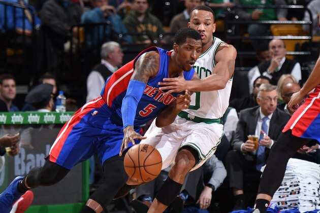 BOSTON, MA - NOVEMBER 30: Kentavious Caldwell-Pope #5 of the Detroit Pistons handles the ball against Avery Bradley #0 of the Boston Celtics on November 30, 2016 at the TD Garden in Boston, Massachusetts.  NOTE TO USER: User expressly acknowledges and agrees that, by downloading and or using this photograph, User is consenting to the terms and conditions of the Getty Images License Agreement. Mandatory Copyright Notice: Copyright 2016 NBAE  (Photo by Brian Babineau/NBAE via Getty Images)