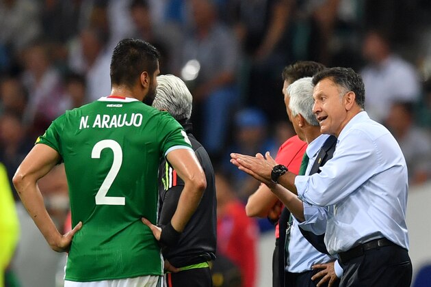 Mexico's Colombian coach Juan Carlos Osorio speaks with Mexico's defender Nestor Araujo during the 2017 Confederations Cup semi-final football match between Germany and Mexico at the Fisht Stadium in Sochi on June 29, 2017. / AFP PHOTO / Yuri CORTEZ (Photo credit should read YURI CORTEZ/AFP/Getty Images) Mexico's Colombian coach Juan Carlos Osorio speaks with Mexico's defender Nestor Araujo during the 2017 Confederations Cup semi-final football match between Germany and Mexico at the Fisht Stadium in Sochi on June 29, 2017. / AFP PHOTO / Yuri CORTEZ (Photo credit should read YURI CORTEZ/AFP/Getty Images)