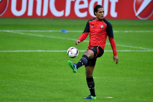 Southampton's Dutch defender Virgil Van Dijk takes part in training session at the San Siro Stadium in Milan  on October 19, 2016, on the eve of the UEFA Europa League football match against Inter Milan.  / AFP / GIUSEPPE CACACE        (Photo credit should read GIUSEPPE CACACE/AFP/Getty Images)