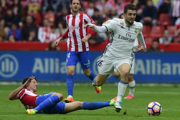Real Madrid's Croatian midfielder Mateo Kovacic (R) vies with Sporting Gijon's Croatian forward Duje Cop during the Spanish league football match Real Sporting de Gijon vs Real Madrid CF at El Molinon stadium in Gijon on April 15, 2017. / AFP PHOTO / MIGUEL RIOPA        (Photo credit should read MIGUEL RIOPA/AFP/Getty Images)