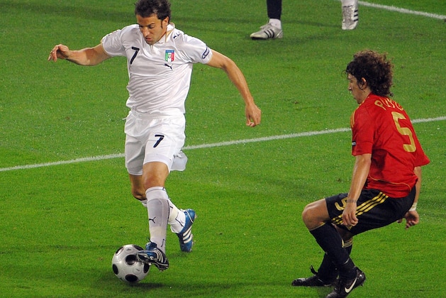 Italian forward Alessandro Del Piero (L) vies for the ball with Spanish defender Carles Puyol during the Euro 2008 Championships quarter-final football match Spain vs. Italy on June 22, 2008 at Ernst Happel stadium in Vienna. AFP PHOTO / VINCENZO PINTO  -- MOBILE SERVICES OUT --   (Photo credit should read VINCENZO PINTO/AFP/Getty Images)