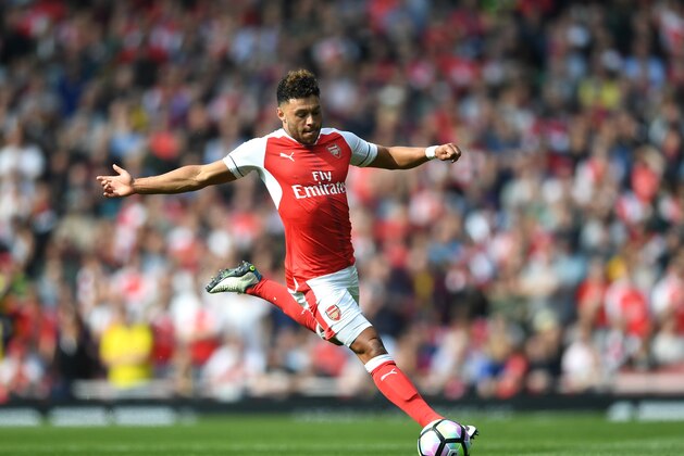 LONDON, ENGLAND - MAY 07:  Alex Oxlade-Chamberlain of Arsenal in action during the Premier League match between Arsenal and Manchester United at Emirates Stadium on May 7, 2017 in London, England.  (Photo by Laurence Griffiths/Getty Images)