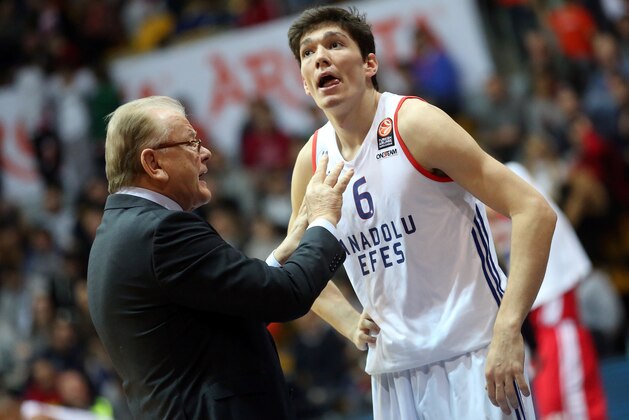 Anadolu Efes' coach Dusan Ivankovic (L) speaks to Cedi Osman during the Euroleague Top 16 basketball match between Cedevita Zagreb and Anadolu Efes in Zagreb on January 21, 2016. / AFP / STRINGER        (Photo credit should read STRINGER/AFP/Getty Images)