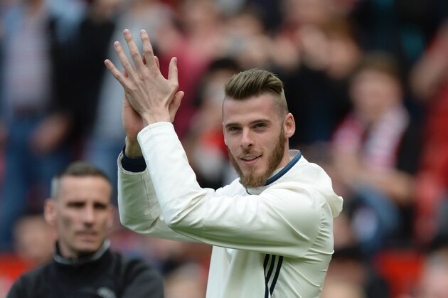 de Manchester United's Spanish goalkeeper David de Gea walks on the pitch to applaud the fans at the end of the English Premier League football match between Manchester United and Cyrstal Palace at Old Trafford in Manchester, north west England, on May 21, 2017. / AFP PHOTO / Oli SCARFF / RESTRICTED TO EDITORIAL USE. No use with unauthorized audio, video, data, fixture lists, club/league logos or 'live' services. Online in-match use limited to 75 images, no video emulation. No use in betting, games or single club/league/player publications. / (Photo credit should read OLI SCARFF/AFP/Getty Images) de Manchester United's Spanish goalkeeper David de Gea walks on the pitch to applaud the fans at the end of the English Premier League football match between Manchester United and Cyrstal Palace at Old Trafford in Manchester, north west England, on May 21, 2017. / AFP PHOTO / Oli SCARFF / RESTRICTED TO EDITORIAL USE. No use with unauthorized audio, video, data, fixture lists, club/league logos or 'live' services. Online in-match use limited to 75 images, no video emulation. No use in betting, games or single club/league/player publications. / (Photo credit should read OLI SCARFF/AFP/Getty Images)