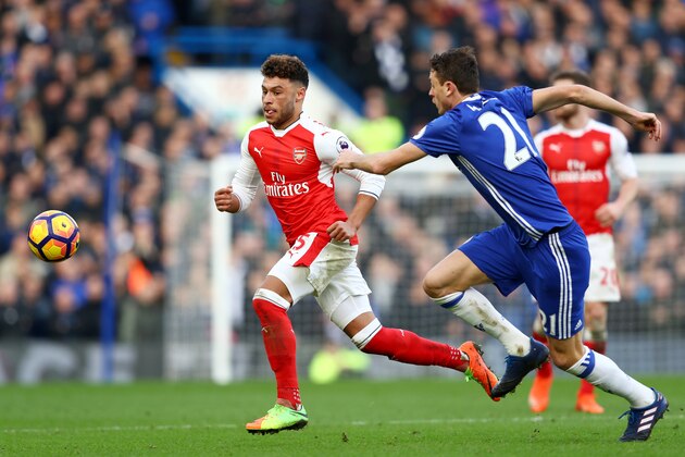 LONDON, ENGLAND - FEBRUARY 04:  Alex Oxlade-Chamberlain of Arsenal chases the ball under pressure from Nemanja Matic of Chelsea during the Premier League match between Chelsea and Arsenal at Stamford Bridge on February 4, 2017 in London, England.  (Photo by Clive Rose/Getty Images)